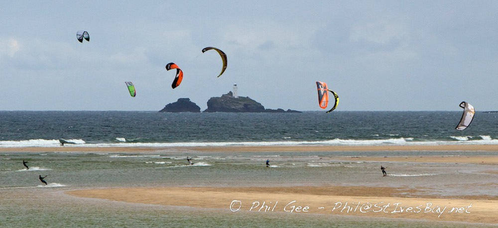 Kitesurfing Hayle estuary ©Phil Gee
