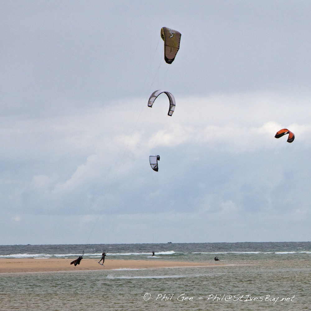 Kitesurfing Hayle estuary ©Phil Gee